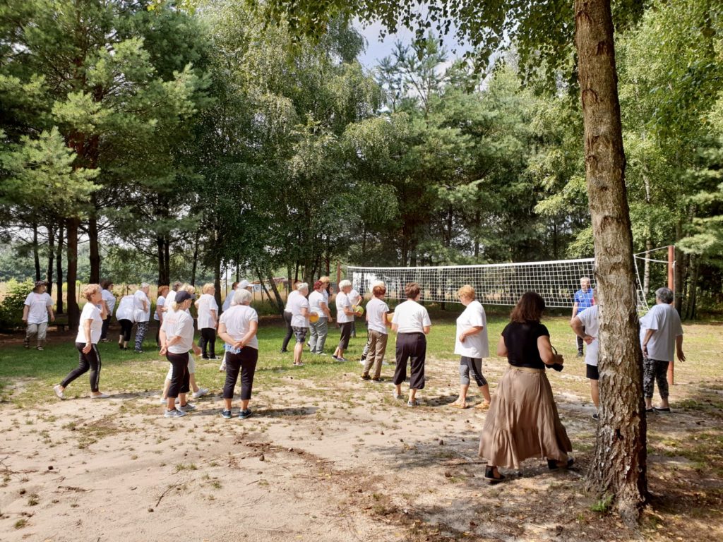 Gra w siatkówkę na terenie Gospodarstwie Agroturystycznym Dolina Bobrów