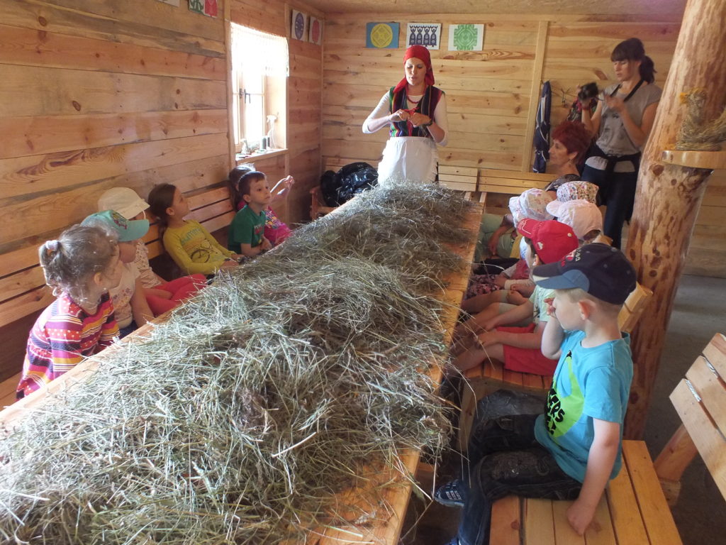 Gospodarstwo Agroturystyczne Dolina Bobrów Wyplatanki z siana w Gospodarstwie Agroturystycznym Dolina Bobrów