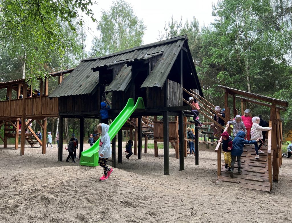 Gospodarstwo Agroturystyczne Dolina Bobrów Plac zabaw na terenie Gospodarstwa Agroturystycznego Dolina Bobrów