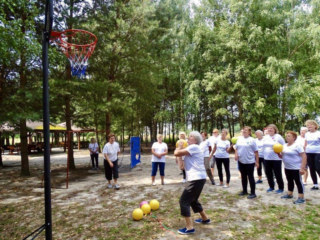 Rzucanie do kosza w ramach zajęć z seniorami w Dolinie Bobrów