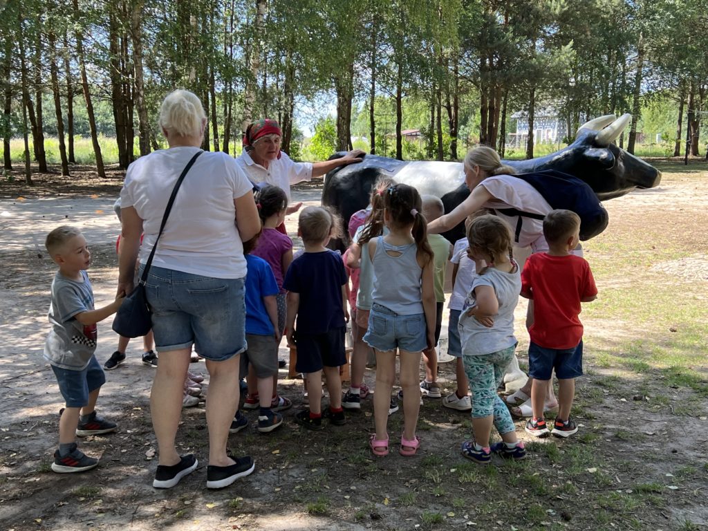 Gospodarstwo Agroturystyczne Dolina Bobrów Warsztaty - mleko i jego przetwory, dojenie krowy w Gospodarstwo Agroturystyczne Dolina Bobrów