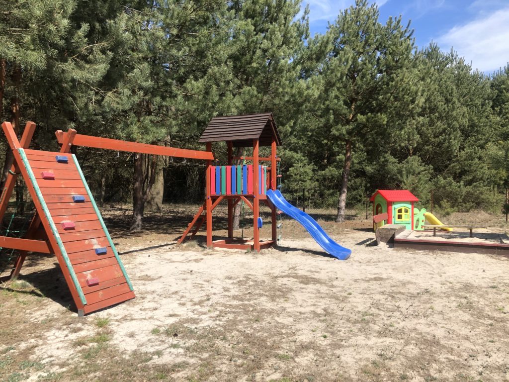 Gospodarstwo Agroturystyczne Dolina Bobrów Plac zabaw na terenie Gospodarstwa Agroturystycznego Dolina Bobrów