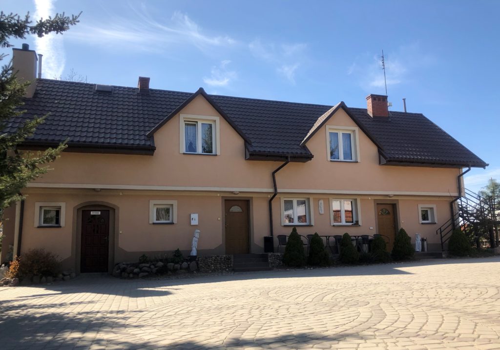 Gospodarstwo Agroturystyczne Dolina Bobrów Budynek noclegowy murowany na terenie Gospodarstwa Agroturystycznego Dolina Bobrów