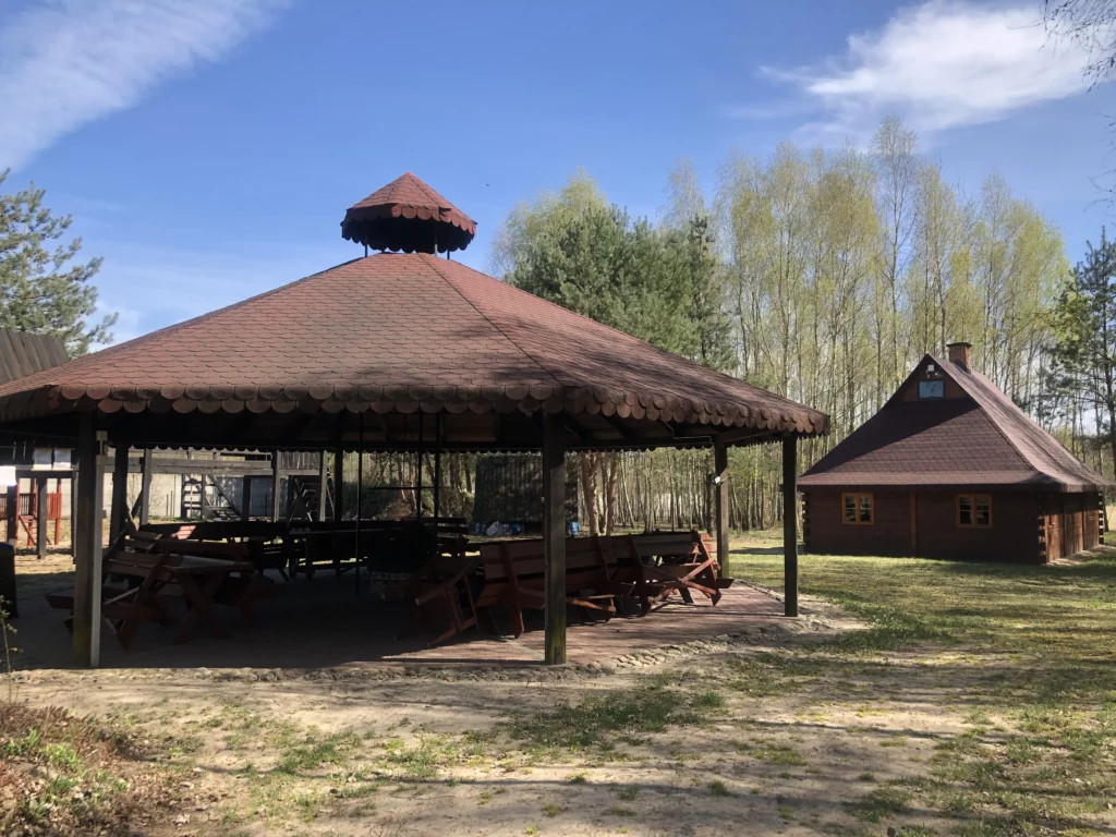 Gospodarstwo Agroturystyczne Dolina Bobrów Altana i sala warsztatowa na terenie Gospodarstwa Agroturystycznego Dolina Bobrów