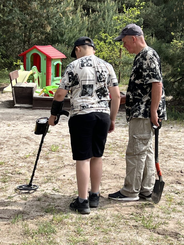Poszukiwanie skarbów z wykrywaczem metali
