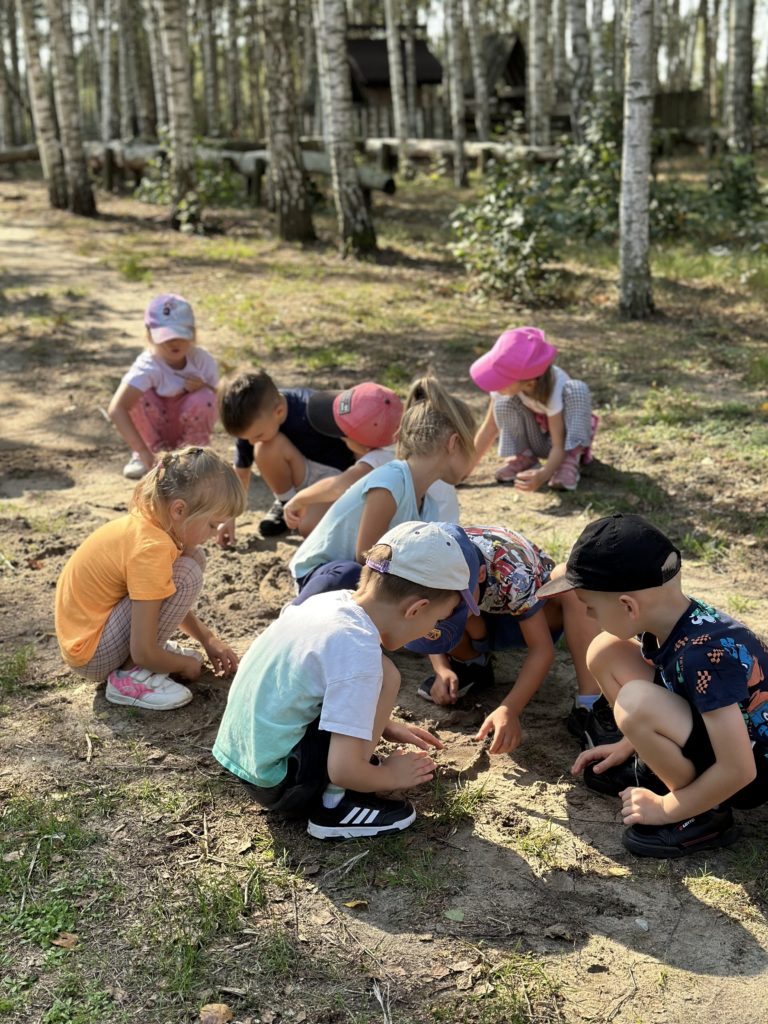 Gospodarstwo Agroturystyczne Dolina Bobrów Dzieci szkolne kopiące ziemniaki
