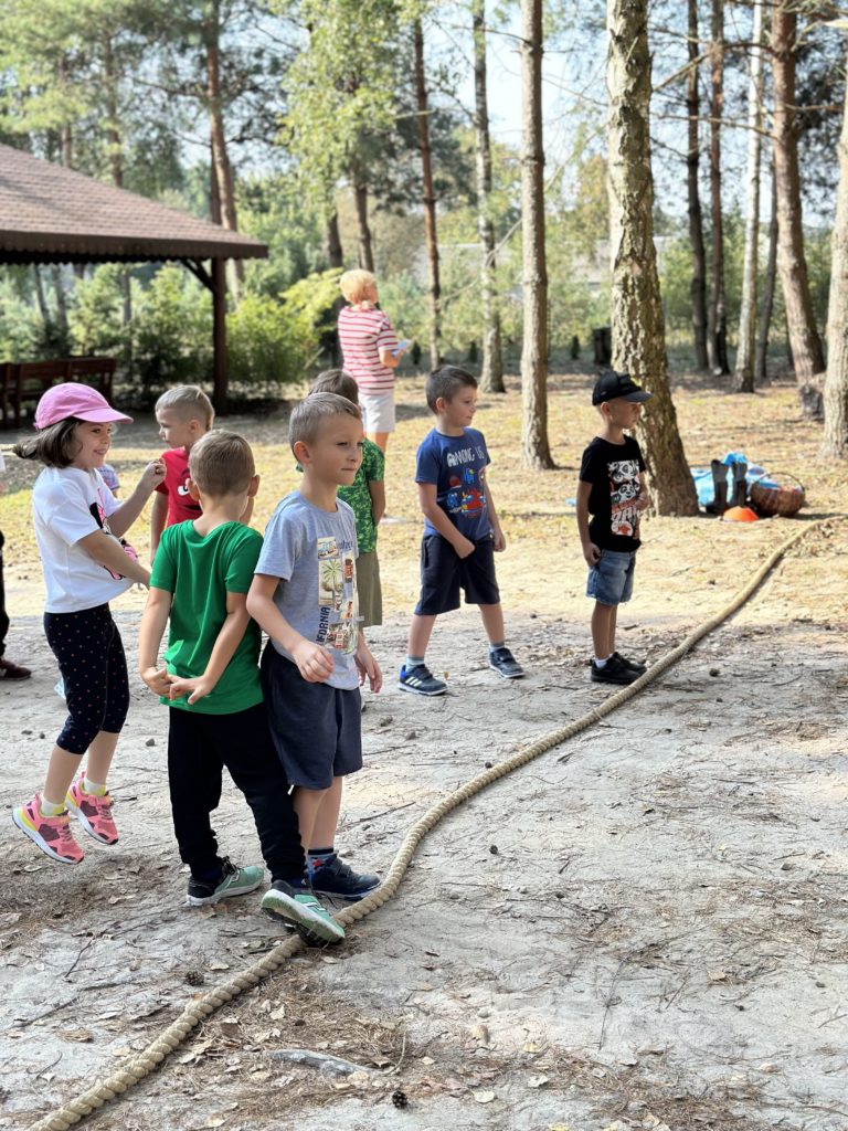 Gospodarstwo Agroturystyczne Dolina Bobrów Zabawa dzieci ze szkół