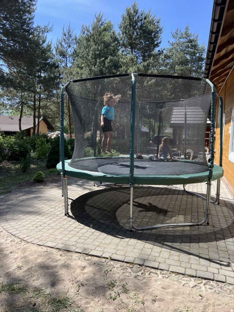 Gospodarstwo Agroturystyczne Dolina Bobrów Zabawa na trampolinie
