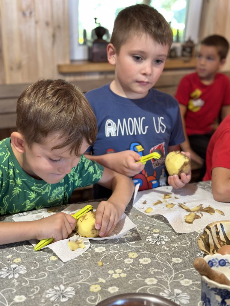 Gospodarstwo Agroturystyczne Dolina Bobrów Obieranie ziemniaków na placki