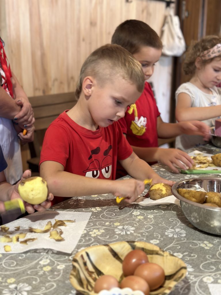 Gospodarstwo Agroturystyczne Dolina Bobrów Obieranie ziemniaków przez dzieci szkolne